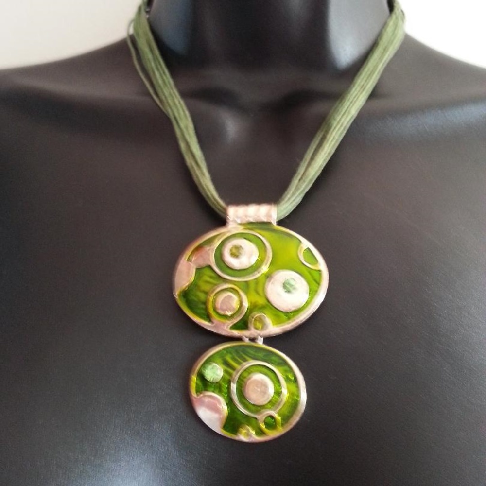 ♥️Y2K VINTAGE Irish ☘️ green coloured Metal Pendant Necklace